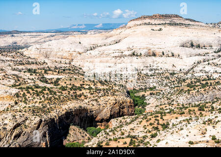 Vista della scogliera butte mesa canyon paesaggio formazioni sulla Highway 12 Scenic Byway su strada in grande scala Escalante National Monument in Utah estate Foto Stock