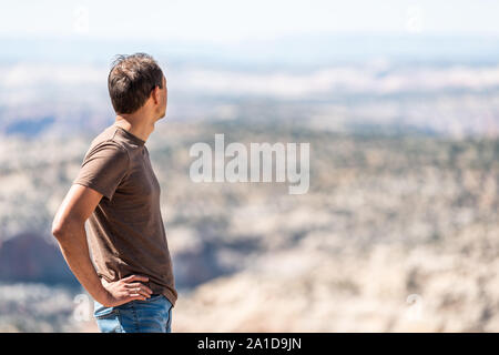 Uomo che guarda alla vista del canyon paesaggio formazioni sulla Highway 12 Scenic Byway su strada in grande scala Escalante National Monument in Utah estate Foto Stock