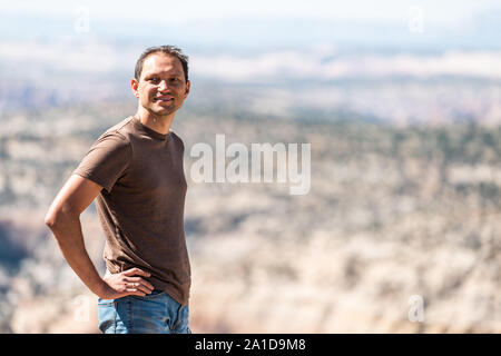 Felice l'uomo in piedi da canyon paesaggio formazioni sulla Highway 12 Scenic Byway su strada in grande scala Escalante National Monument in Utah estate Foto Stock