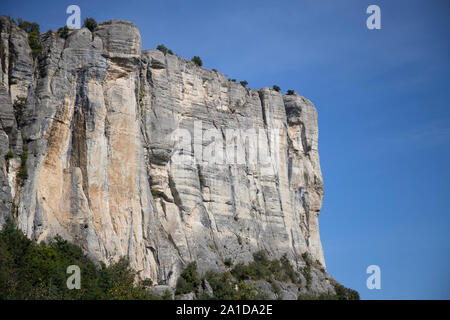 Le pareti verticali della Pietra di Bismantova con cielo blu in background. Emilia Romagna, Italia. Foto Stock