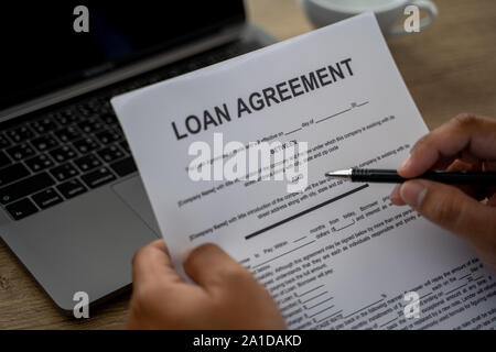 Termini di utilizzo Termini di conferma disclaimer Condizioni di servizio politica uomo usare la penna accordo su termini e condizioni o di un documento Foto Stock