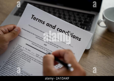 Termini di utilizzo Termini di conferma disclaimer Condizioni di servizio politica uomo usare la penna accordo su termini e condizioni o di un documento Foto Stock