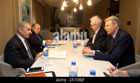 Ramallah, West Bank, Territorio palestinese. Xxv Sep, 2019. Il Primo Ministro palestinese Mohammad Ishtayeh un incontro con una delegazione del Fondo monetario internazionale in Cisgiordania città di Ramallah, il 25 settembre 2019 Credit: Primo Ministro Ufficio APA/images/ZUMA filo/Alamy Live News Foto Stock