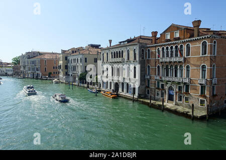 Der um 1490 vollendete Palazzo Contarini ist einer der Ersten Renaissance-Paläste Venedigs und steht damit am Beginn einer für die Lagunenstadt damals Foto Stock