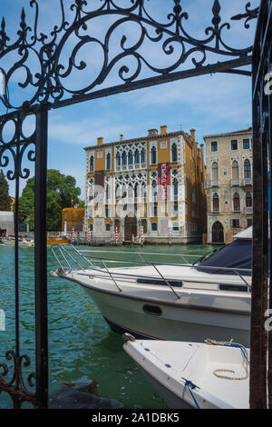 Venedig, Blick vom Garten des Palazzo Contarini Polignac über den Canal Grande auf den Palazzo Cavalli-Franchetti - Venezia, vista dal giardino di Pa Foto Stock