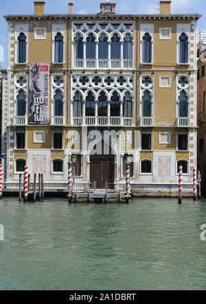 Der Cavalli-Franchettipalast in Venedig wurde im 16. Jahrhundert errichtet und besonders im 19. Jahrhundert umgebaut neugotisch. Er steht am Canal Gra Foto Stock