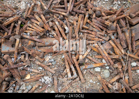 Rusty railroad spike sul terreno all'aperto Foto Stock