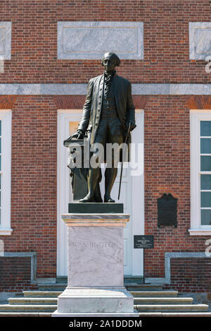 George Washington, vista della statua del presidente George Washington nella parte anteriore di Independence Hall, Philadelphia, Pennsylvania, STATI UNITI D'AMERICA Foto Stock