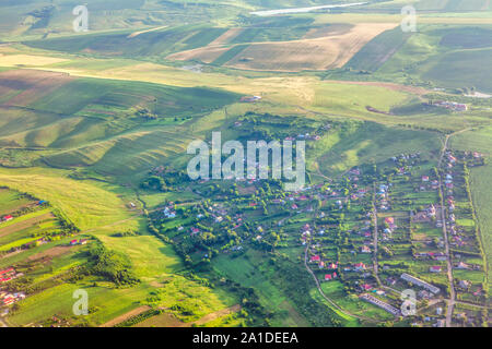 Vista aerea del borgo sulle verdi colline Foto Stock