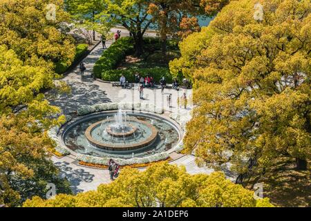 Fontana in un parco da sopra, vista panoramica, Hiroshima, Giappone Foto Stock