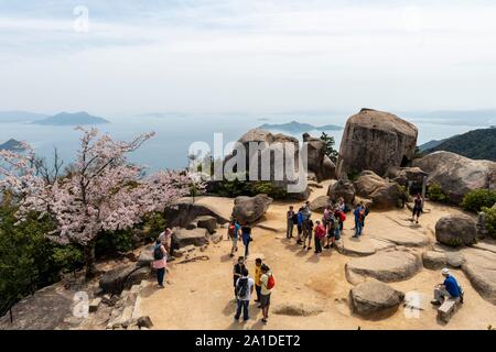 I turisti a Mount Misen, vista sulle isole, l'isola di Miyajima, Baia di Hiroshima, Giappone Foto Stock