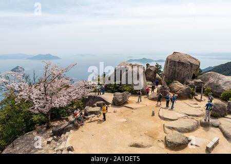 I turisti a Mount Misen, vista sulle isole, l'isola di Miyajima, Baia di Hiroshima, Giappone Foto Stock
