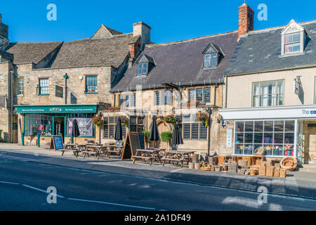 BURFORD, Regno Unito - 21 settembre 2019: Burford, una piccola cittadina medievale sul Fiume Windrush situato a 18 miglia ad ovest di Oxford in Oxfordshire, è spesso referr Foto Stock