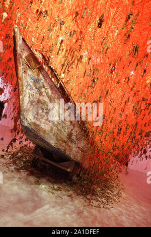 Venedig, Biennale 2015, tutto il mondo dei futures, Japanischer Pavillon, Chiharu Shiota, la chiave in mano - Venezia, Biennale 2015, tutto il mondo F Foto Stock