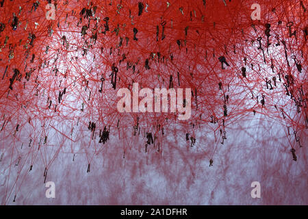 Venedig, Biennale 2015, tutto il mondo dei futures, Japanischer Pavillon, Chiharu Shiota, la chiave in mano - Venezia, Biennale 2015, tutto il mondo F Foto Stock