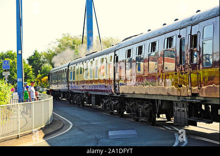 La gente guarda a Ribble Steam Railway treni passeggeri attraversare il ponte girevole sul Dock di Preston Foto Stock