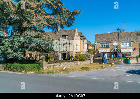 BOURTON-ON-THE-acqua, Regno Unito - 21 settembre 2019: popolare con i visitatori Bourton-on-the-acqua villaggio nel Gloucestershire in rurale Cotswolds area è conosciuta Foto Stock