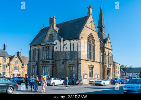 STOW-su-il-WOLD, Regno Unito - 21 settembre 2019: St Edward's Hall nella piazza della città Stow-su-il-Wold ospita la biblioteca, centro informazioni Visitatori e Foto Stock
