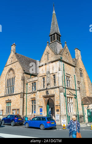 STOW-su-il-WOLD, Cotswolds, Regno Unito - 21 settembre 2019: St Edward's Hall di Town Square in Stow-su-il-Wold case libreria, centro informazioni Visitatori un Foto Stock
