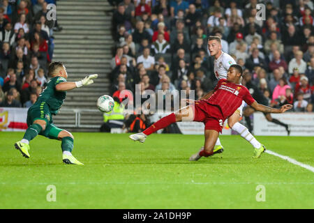 Rhian Brewster di Liverpool si estende in un tentativo di aprire il punteggio durante il Carabao Cup match tra MK Dons e Liverpool stadium:mk, Milton Keynes, in Inghilterra il 25 settembre 2019. Foto di David avvisatore acustico. Foto Stock