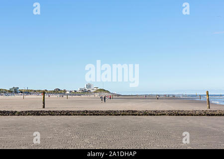 Norderney, Nordstrand, Strand, Buhne, Spaziergänger, Hochhaus Foto Stock