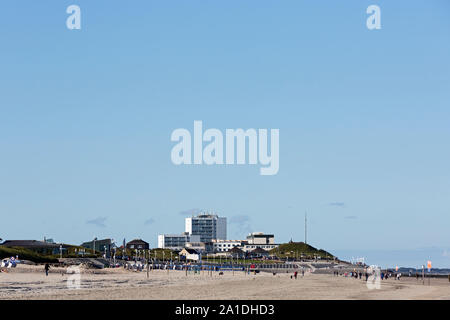 Norderney, Nordstrand, Strand, Dünen, Spaziergänger, Hochhaus Foto Stock