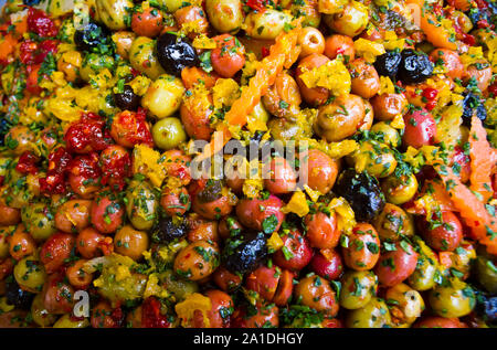 Assortiti olive speziate immobili in vendita ad Essaouira, Marocco, Africa Foto Stock