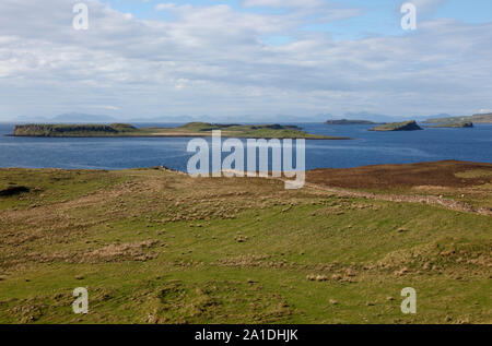 Vista dal nord di Skye sulle isole di Iosaigh e Mingay attraverso il piccolo Minch al Isle of Harris, Scotland, Regno Unito Foto Stock