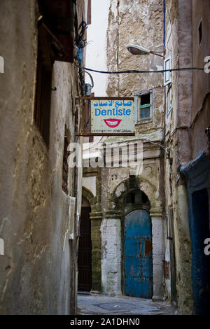 Segno al di fuori di un studio dentistico a Essaouira, Marocco, Africa Foto Stock