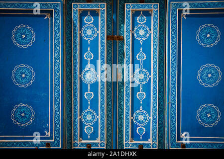 Un decorato in maniera colorata porta a Essaouira, Marocco, Africa Foto Stock