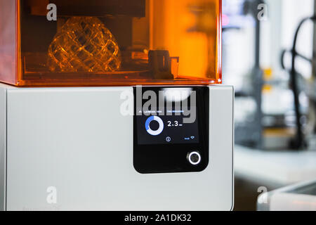 Un stereolitografia stampante 3d nel laboratorio di stampe una struttura da un fotopolimero. Foto Stock