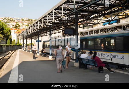 I passeggeri in attesa di un treno in Chemins de Fer de Provence stazione ferroviaria, Nizza, Francia, Europa Foto Stock