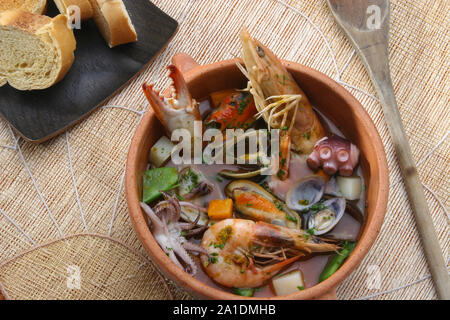 Zuppa di pesce di close-up vista da sopra. Foto Stock