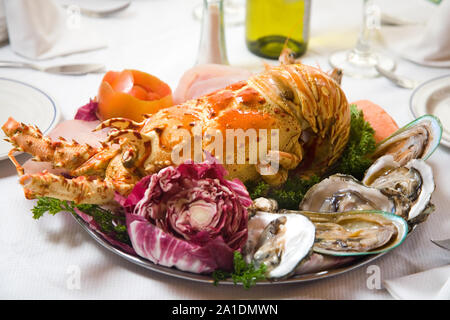 Aragosta e ostriche, piatto con frutti di mare. Foto Stock