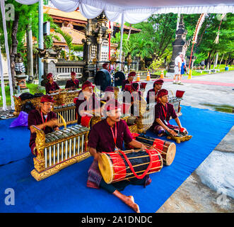 Gruppo giocando Balinesi tradizionali strumenti musicali. Bali, Indonezia, 2019. Foto Stock