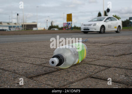 Scartata la bottiglia di plastica sul marciapiede. Birmingham. Isole britanniche Foto Stock