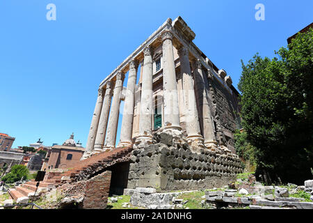 Resti archeologici nel Foro Romano: Il Tempio di Antonino e Faustina Foto Stock