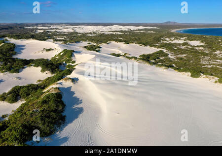 Vista aerea di pulire le dune di sabbia che si trovano vicino alla spiaggia a Esperance Western Australia in Aussie Foto Stock