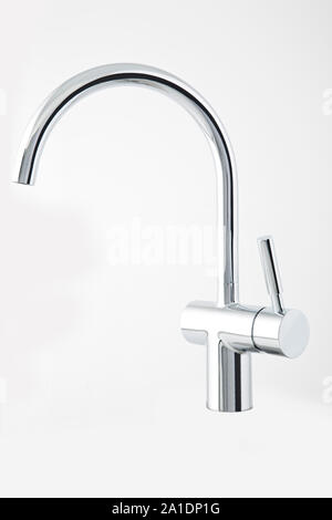 Moderno in acciaio rubinetti per il lavello della cucina. Isolato su sfondo bianco. Foto Stock