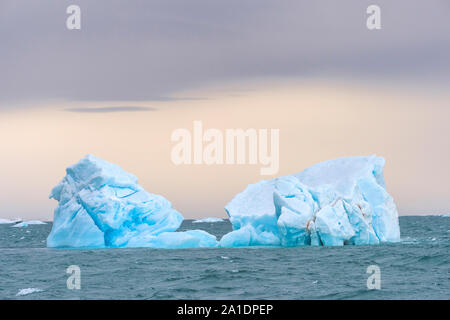 Blu iceberg alla deriva in Hinlopen Strait, isola Spitsbergen, arcipelago delle Svalbard, Norvegia Foto Stock