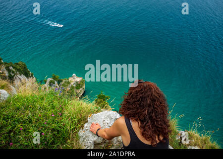 El Caballo faro vista del turista in Cantabria Foto Stock