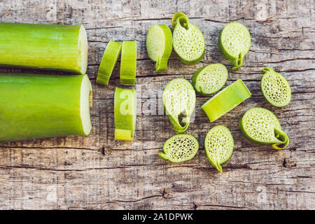 Insolito Asian vegetale commestibile. All'interno poroso. Il vietnamita lulis mangiare. Foto Stock