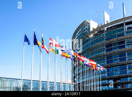 Bandiere degli Stati membri dell'Unione Europea sventolare di fronte all'ingresso del Parlamento europeo edificio di Strasburgo in Francia. Foto Stock