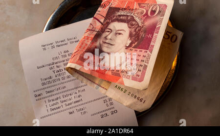 Una 50-pound nota e un ristorante bill in Liverpool Foto Stock
