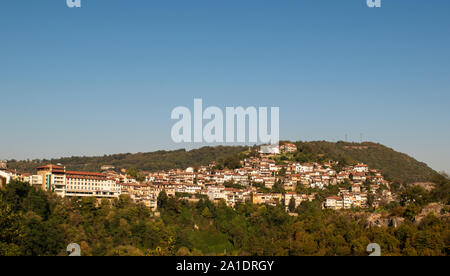 Panorama della città di Veliko Tarnovo provenienti dalla Bulgaria, visto dalle mura della fortezza di Tsarevets. Foto Stock