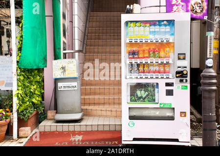 TOKYO, Giappone - 31 Marzo : Vending macchina automatica per comprare acqua e soft drink in Naritasan Omote Sando o Narita città vecchia a Prefettura di Chiba su Ma Foto Stock