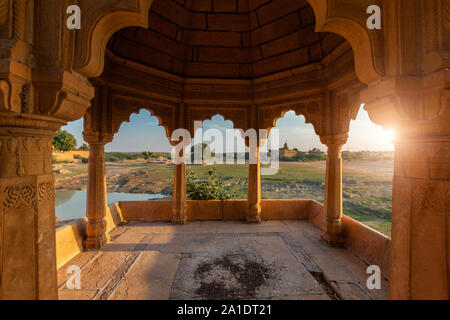 Il Pavillion a Amar Sagar lago, Jaisalmer, Rajasthan, India Foto Stock