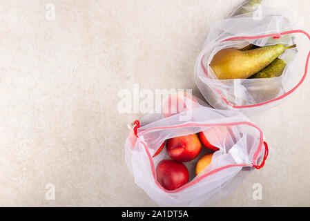 Sacchi di materia tessile con frutta e verdura e riutilizzabili di borse per lo shopping per il negozio di generi alimentari, ecologico rifiuti zero e dire di no ai concetti di plastica Foto Stock