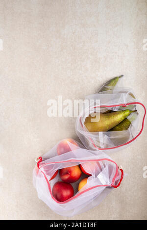 Sacchi di materia tessile con frutta e verdura e riutilizzabili di borse per lo shopping per il negozio di generi alimentari, ecologico rifiuti zero e dire di no ai concetti di plastica Foto Stock