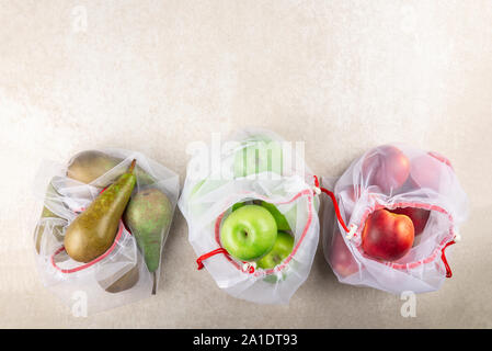 Sacchi di materia tessile con frutta e verdura e riutilizzabili di borse per lo shopping per il negozio di generi alimentari, ecologico rifiuti zero e dire di no ai concetti di plastica Foto Stock